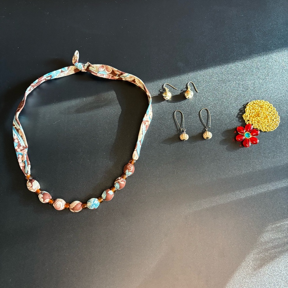 Lot of Jewelry, necklaces and earrings